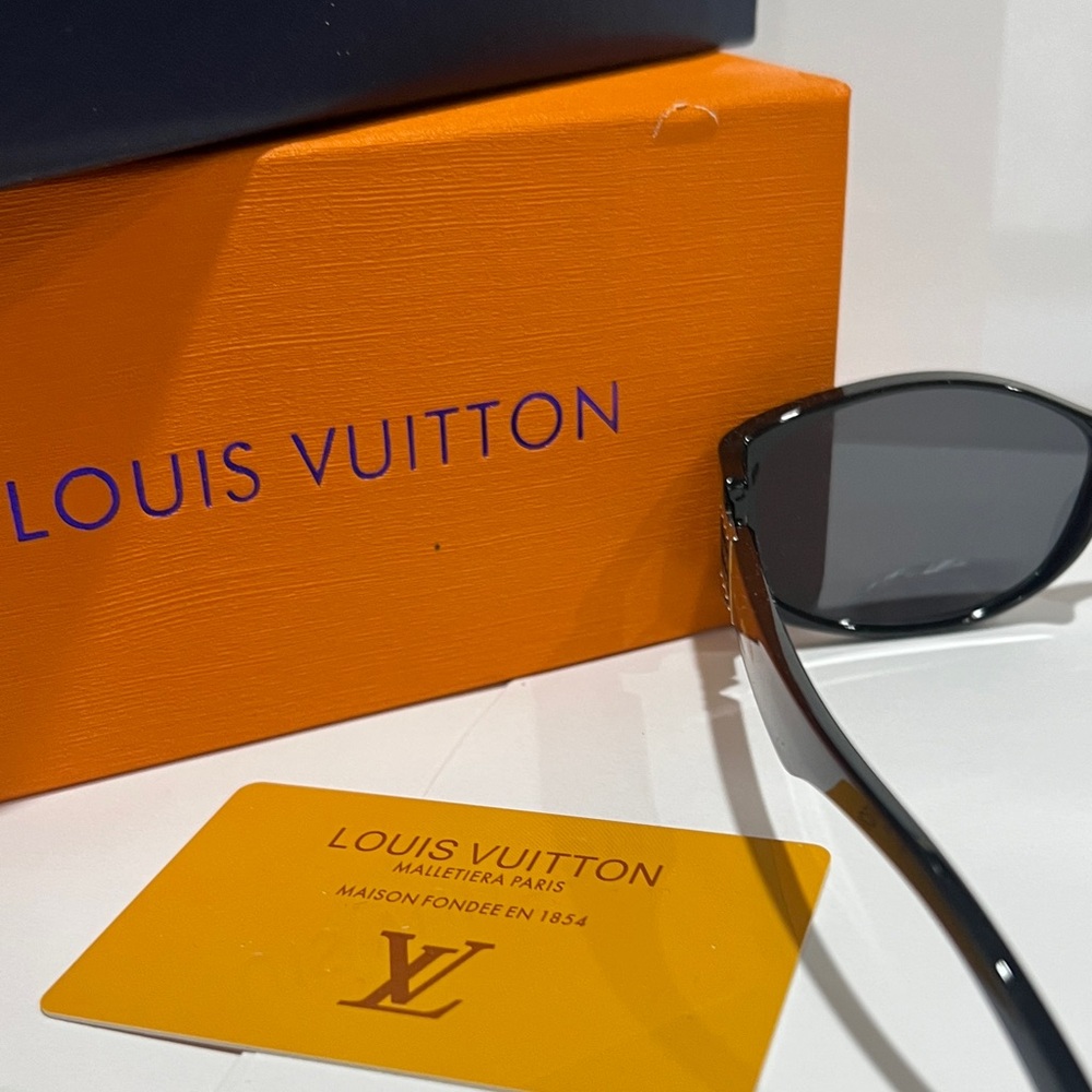 Louis Vuitton Black Sunglasses with Gold Accents unisex - Picture 7 of 10